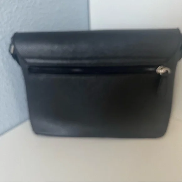 Sleek Black Crossbody Bag with Textured Finish - Picture 3 of 6